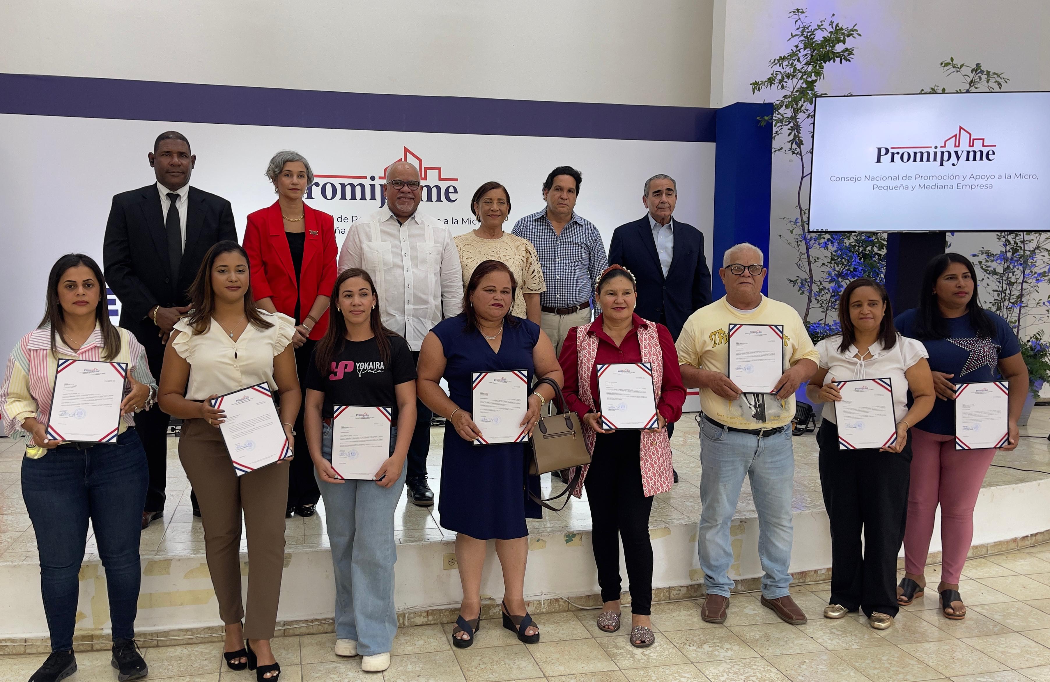 1 Recibiendo Los Pprestamos Beneficiarios De La Vega 1 Recibiendo Los Pprestamos Beneficiarios De La Vega